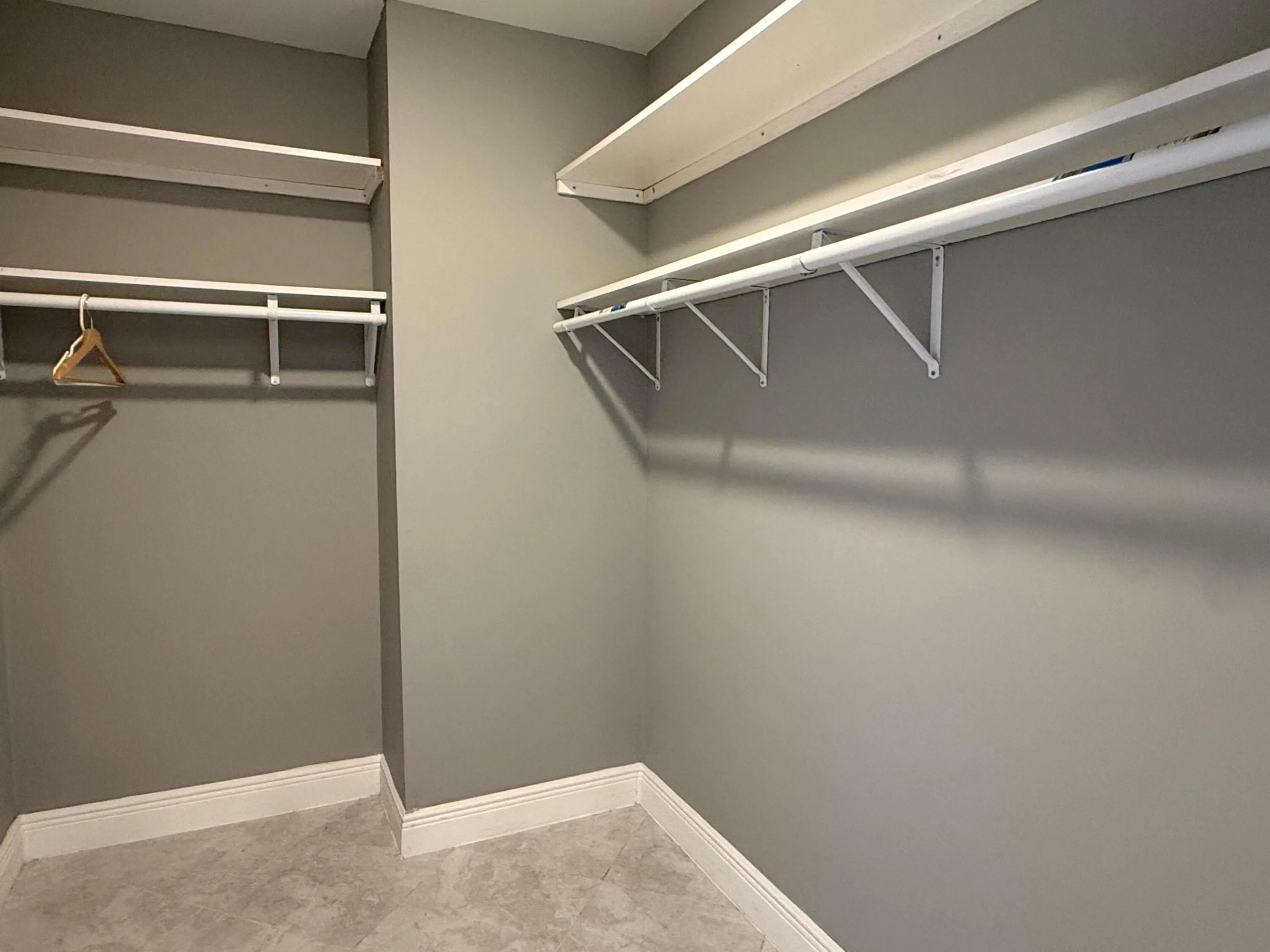 WALK IN CLOSET