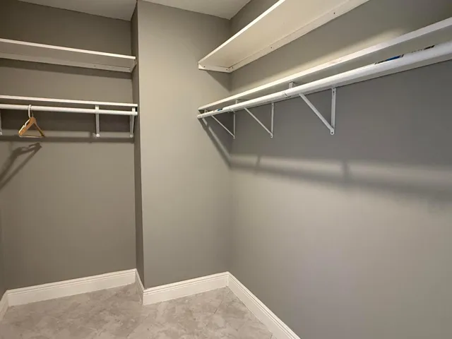 WALK IN CLOSET