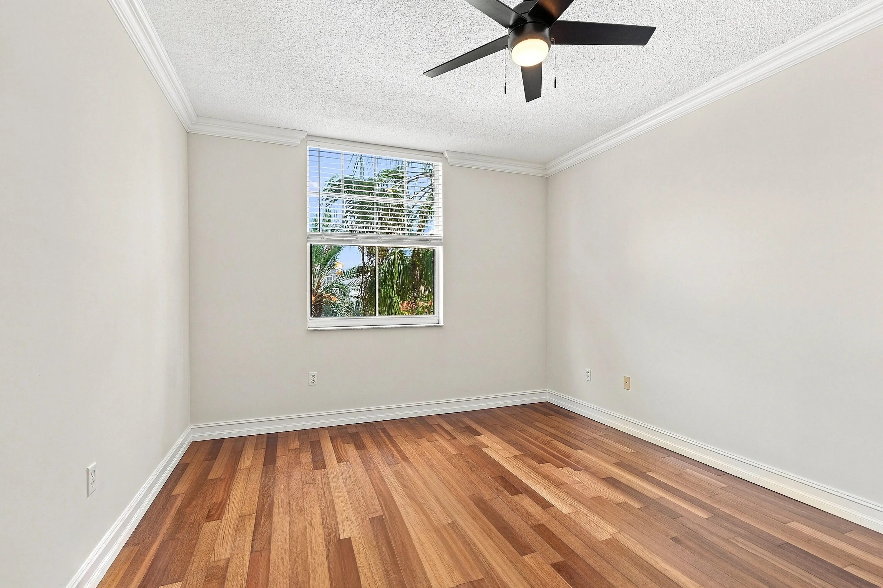 with access to the full bathroom