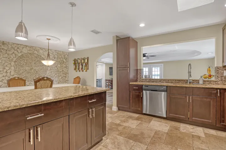 kitchentodining