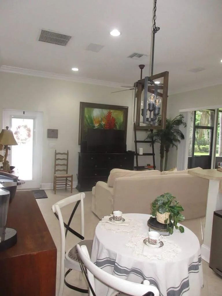Guest breakfast area and living room