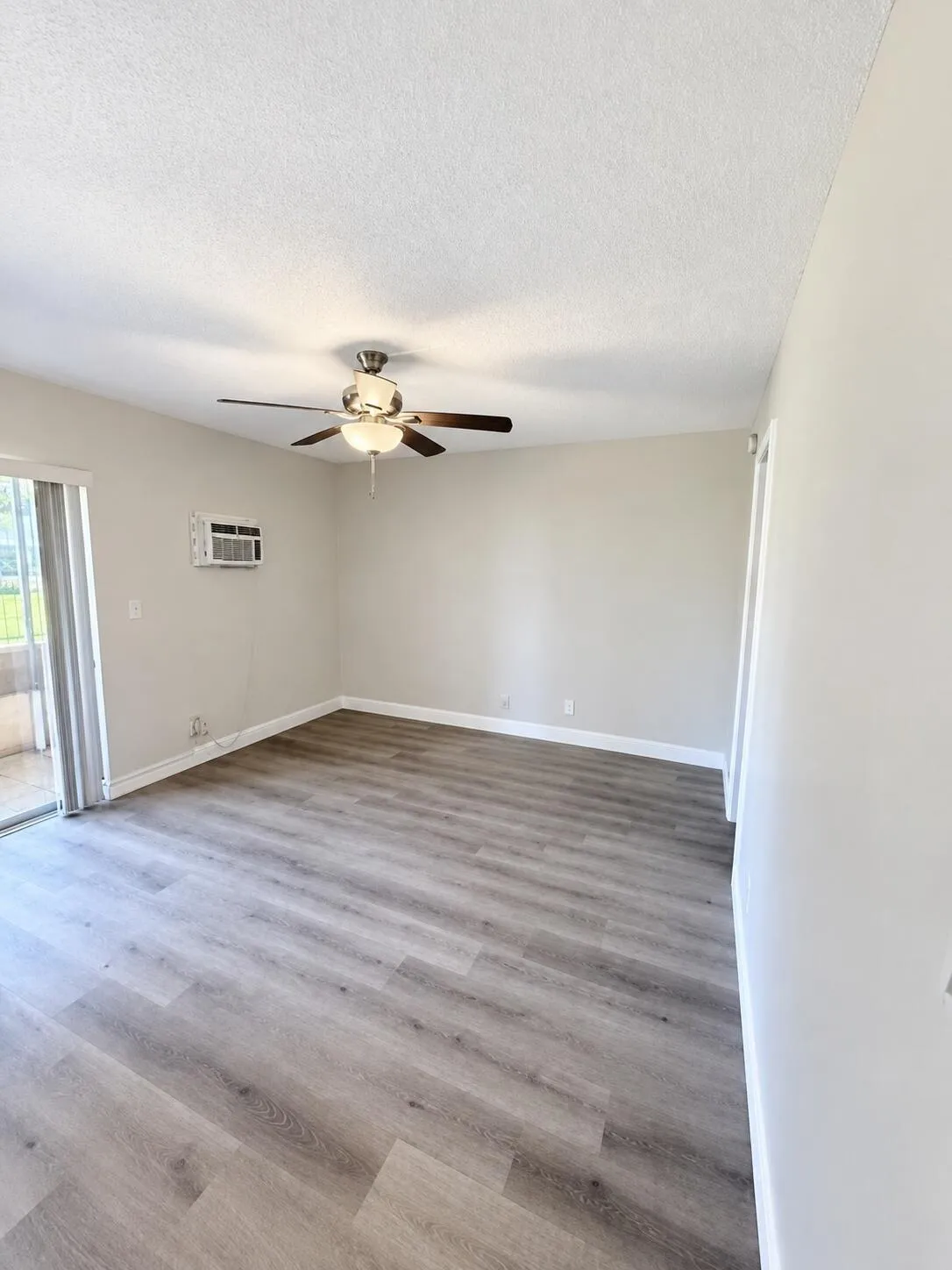 bright_empty_modern_living_room