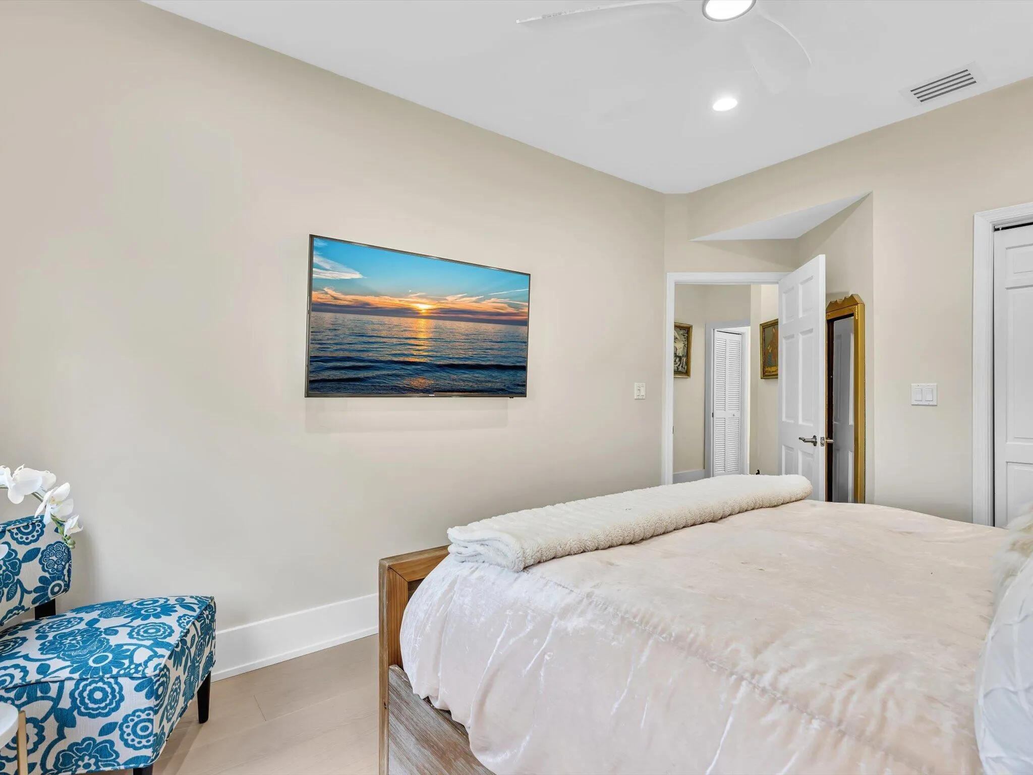1st Floor Guest Bed