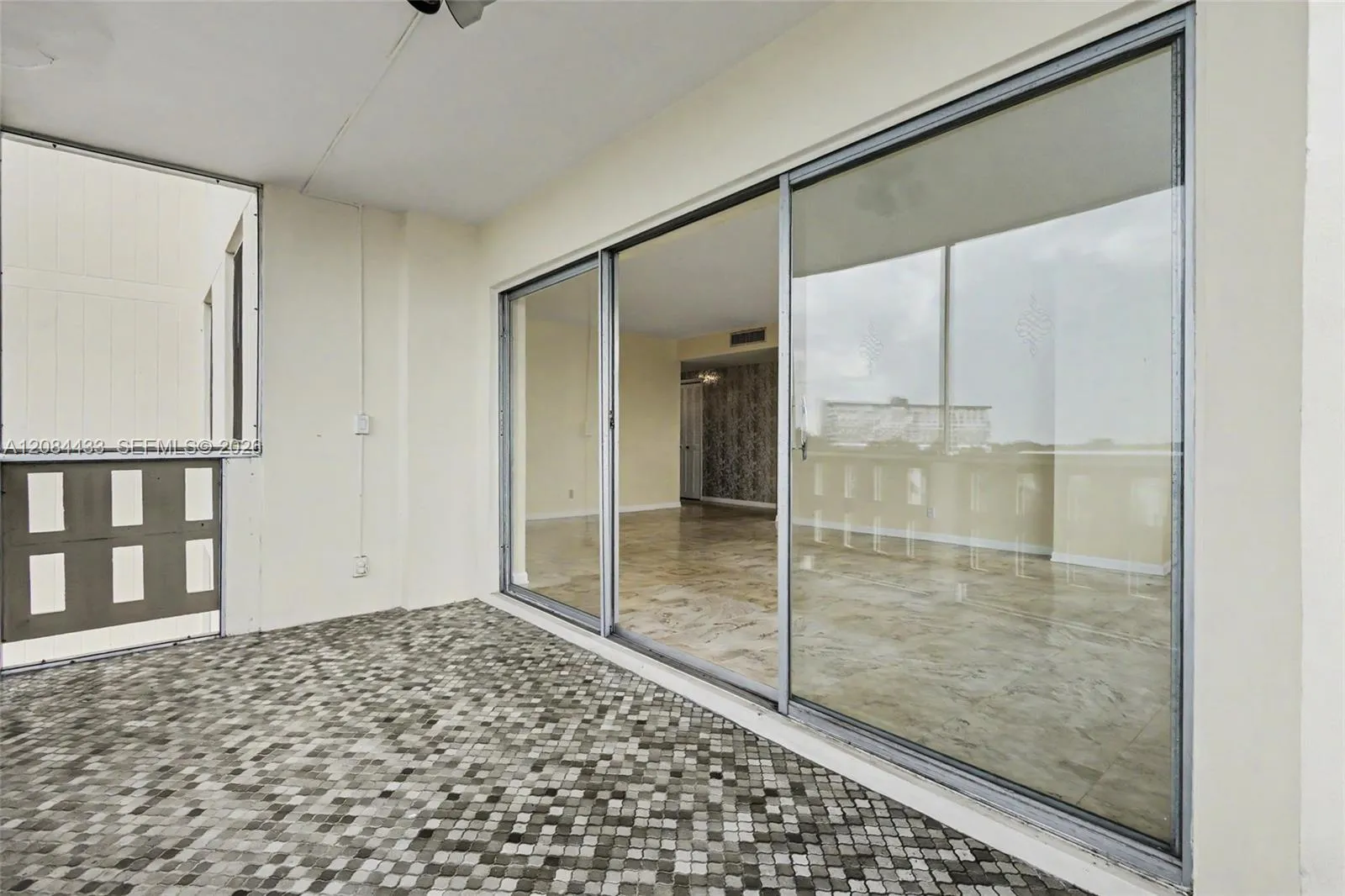 Photo 33