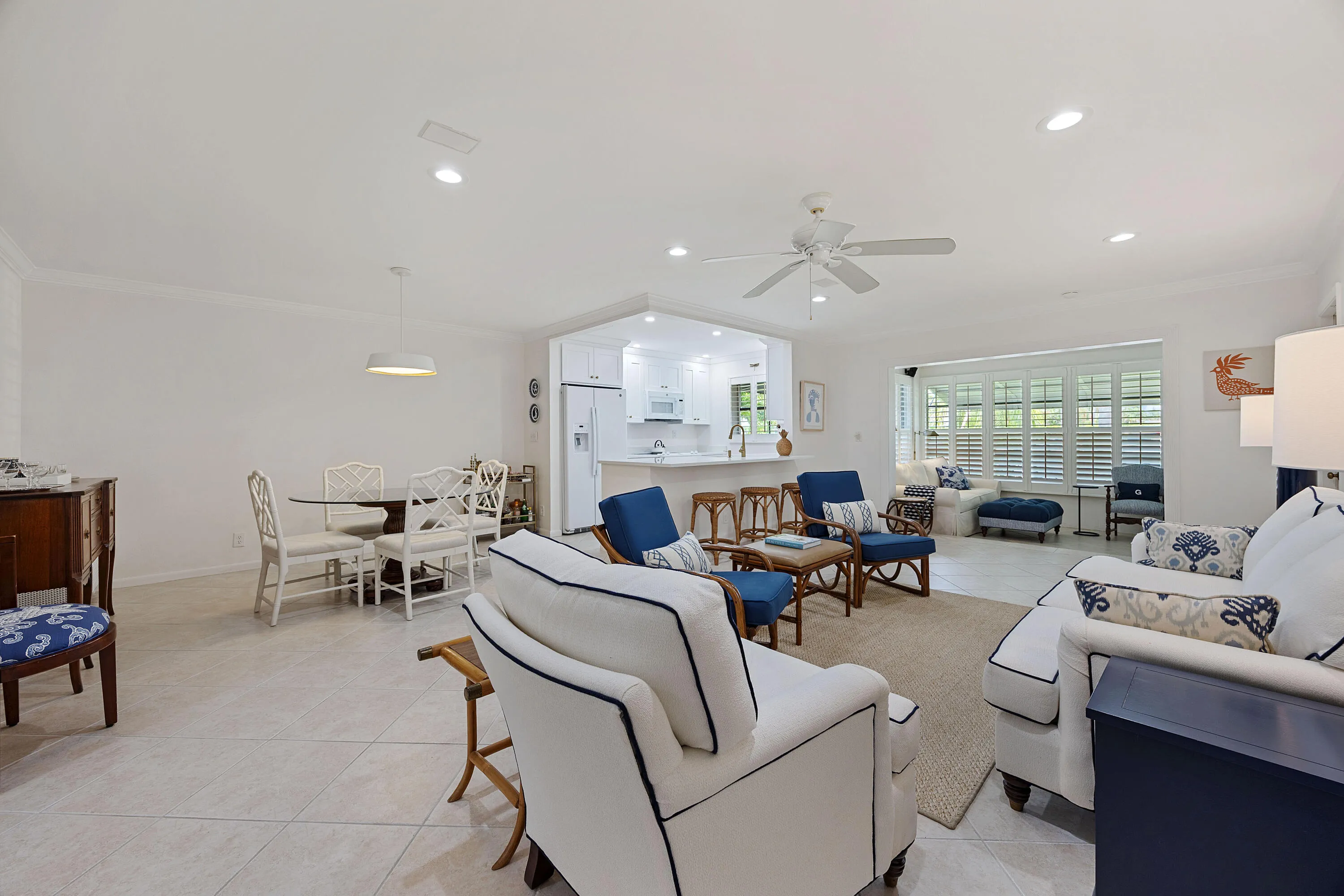 Open concept, light & bright