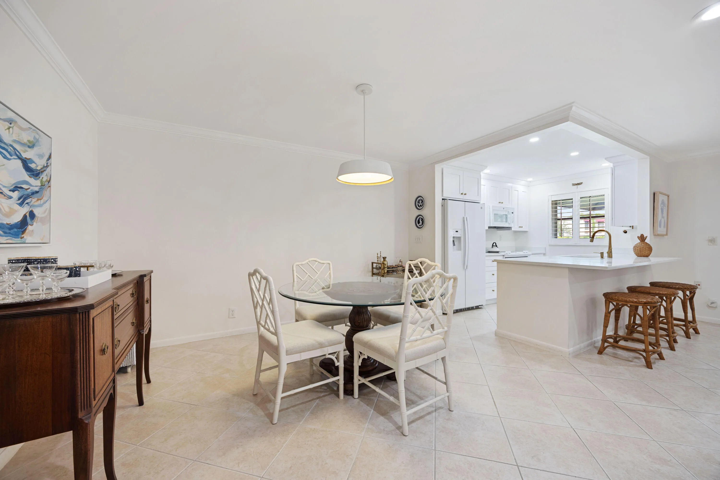 Great dining area, perfect for entertaining & hosting