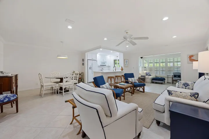 Open concept, light & bright