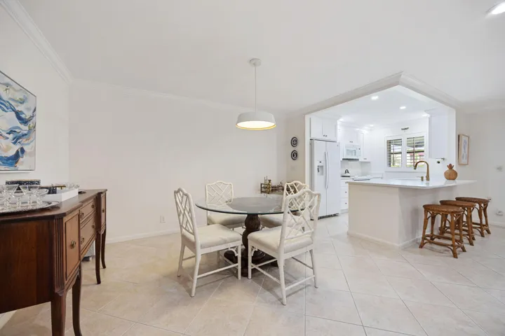 Great dining area, perfect for entertaining & hosting