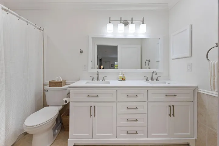 Dual Sinks & combo/tub shower