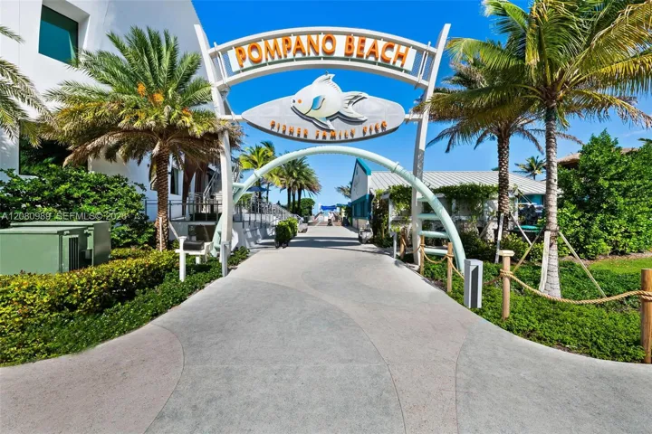 Pompano Pier 5 minutes walk