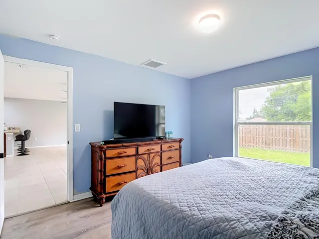 4306 NE 24th Place-42