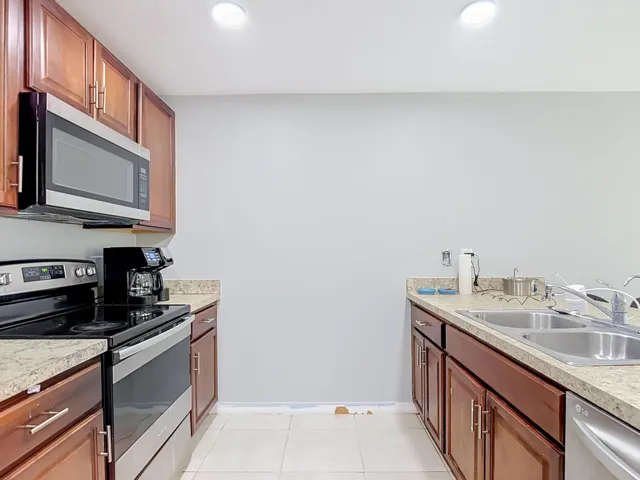 4306 NE 24th Place-25