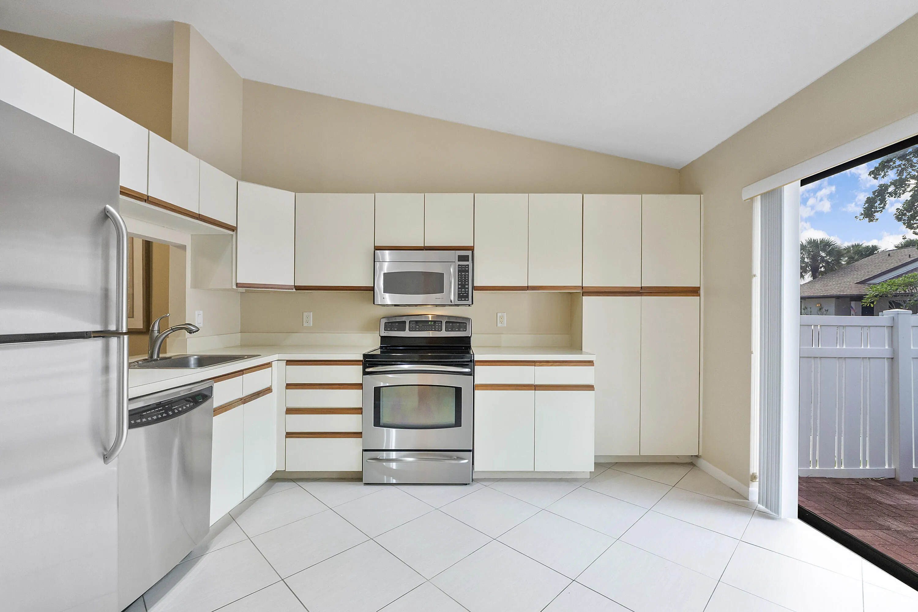 3356 Carambola Cir S_008