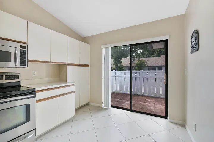 3356 Carambola Cir S_010