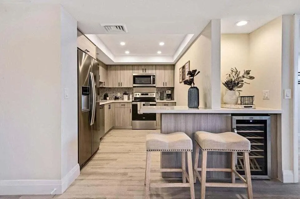 Kitchen/Bar Area