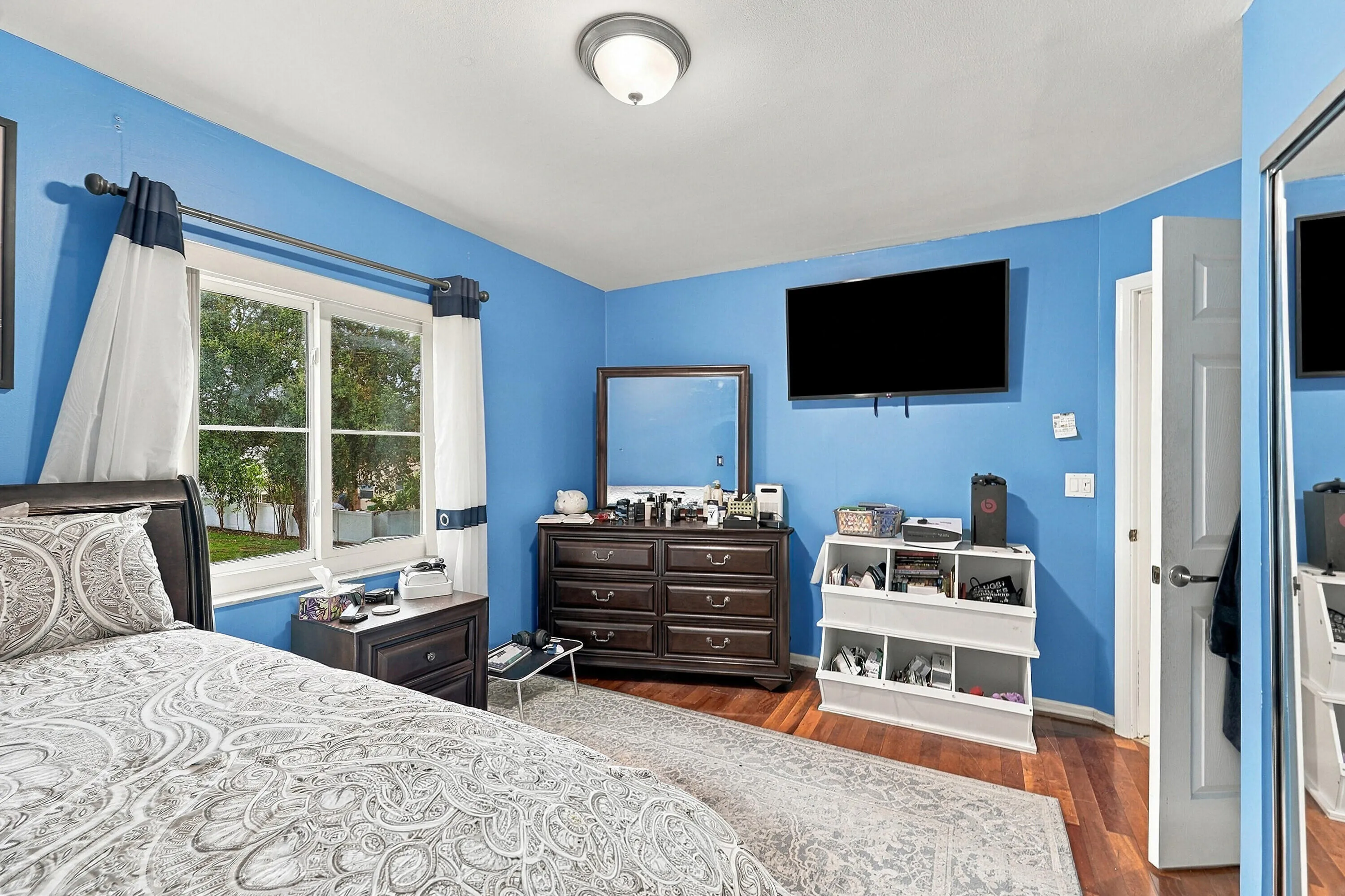 28_bedroom