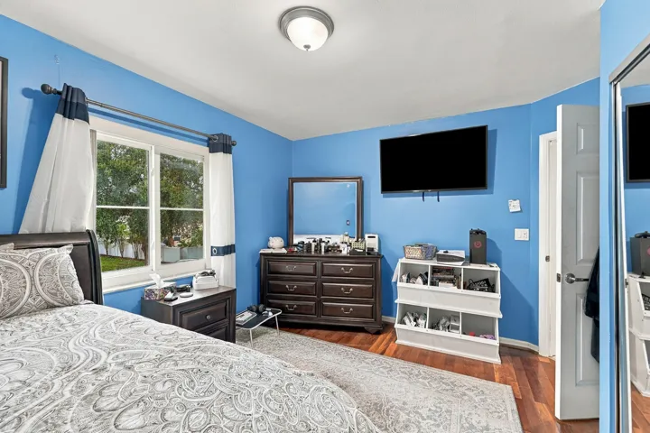 28_bedroom