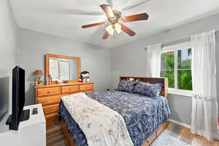 25_bedroom