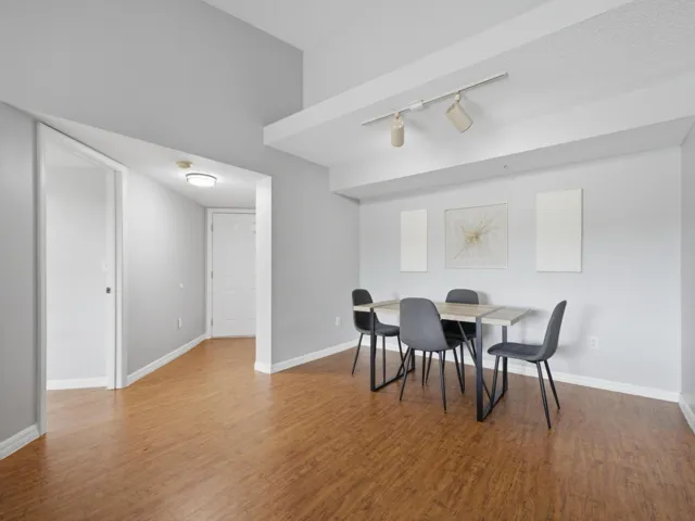 Foyer to dining