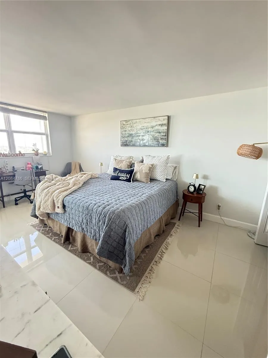 Main bedroom with lots of light and oversized.