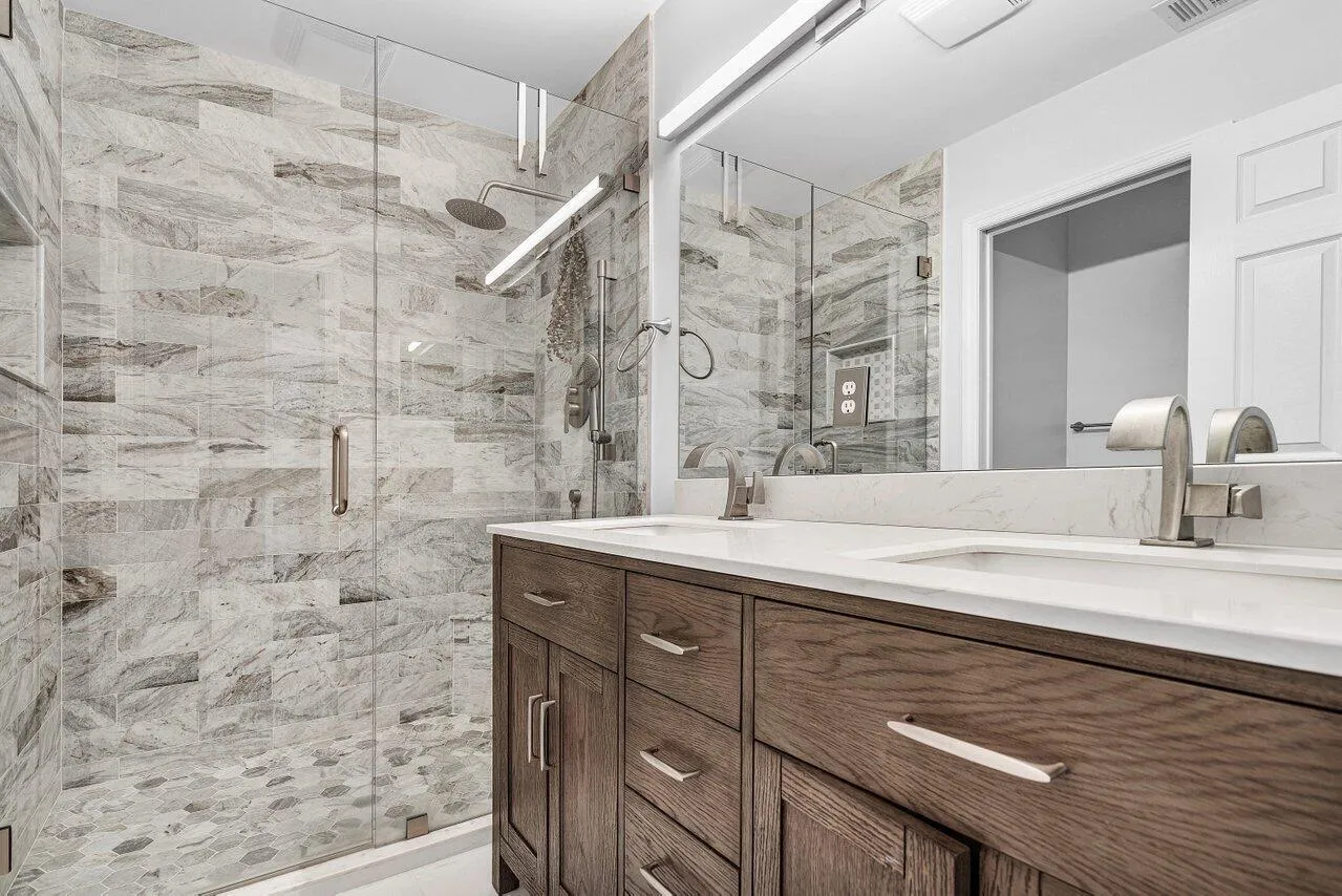 Upstairs full bath