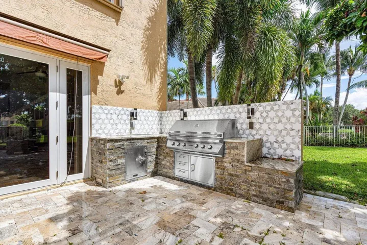 Built in kitchen and grill