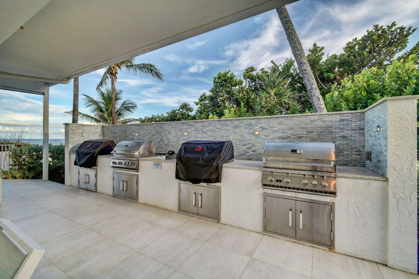BEACH CLUB GRILLING
