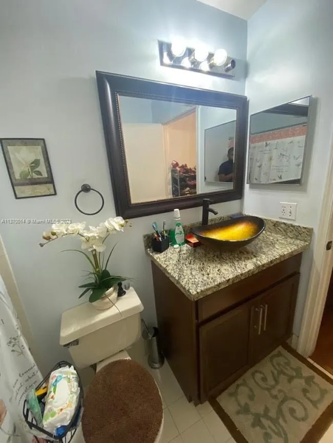 SilverlakesBathroomjpg (1)