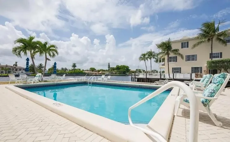 Lovely pool overlooking Intracoastal