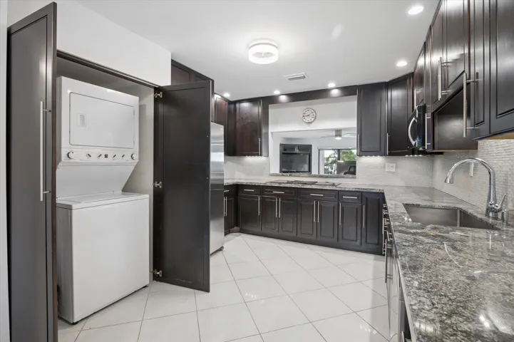Large kitchen with a washer & dryer
