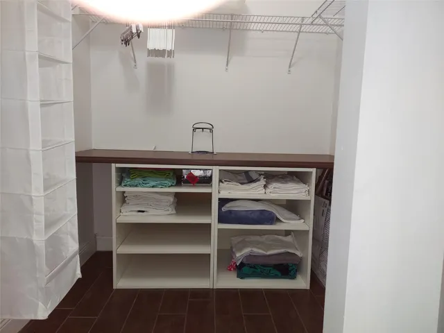 MASTER WALK-IN CLOSET