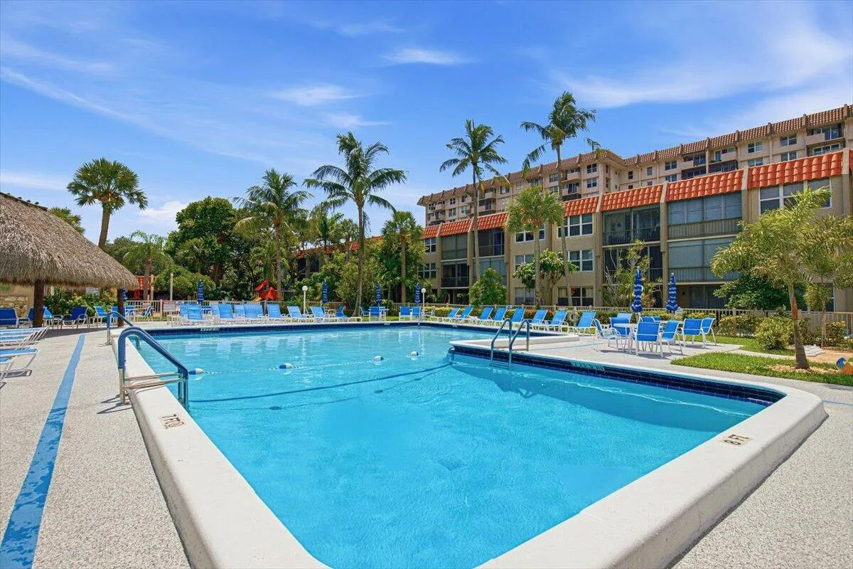 36-Clubhouse-Pool