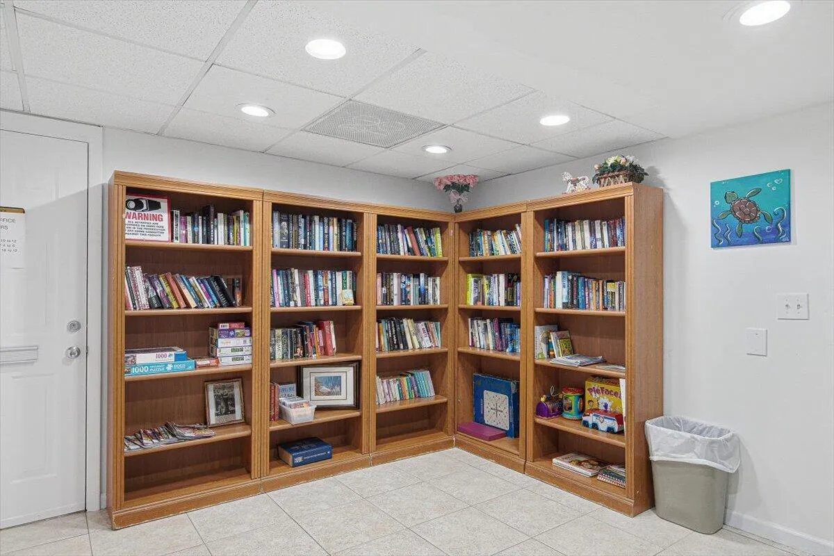 32-Clubhouse-Library