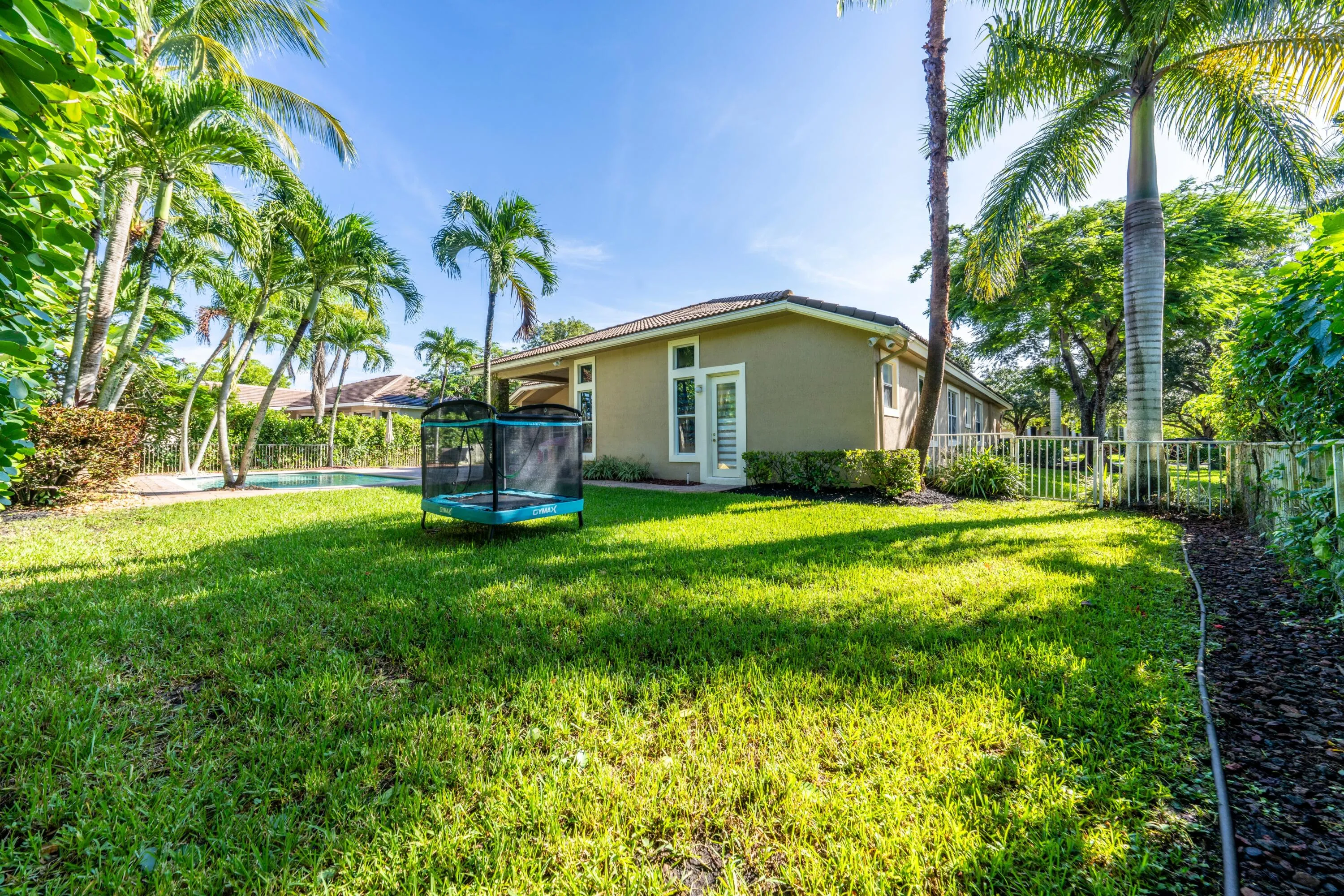 045-027-Back Yard-4000x2667