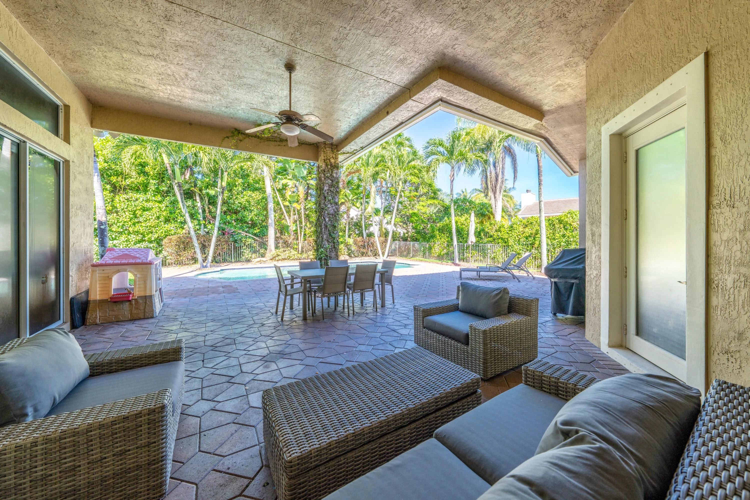 039-028-Patio-4000x2667