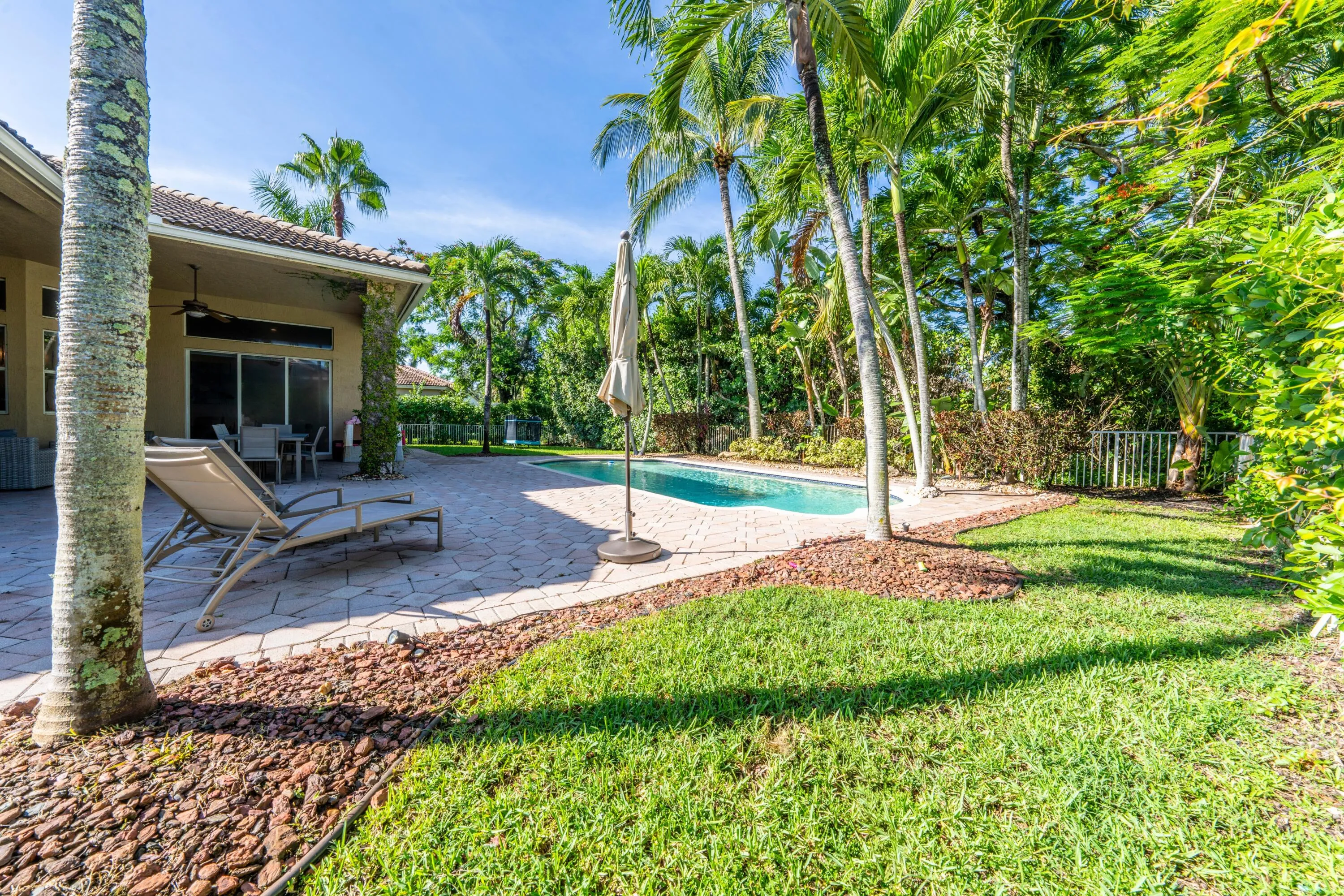 047-008-Back Yard-4000x2667