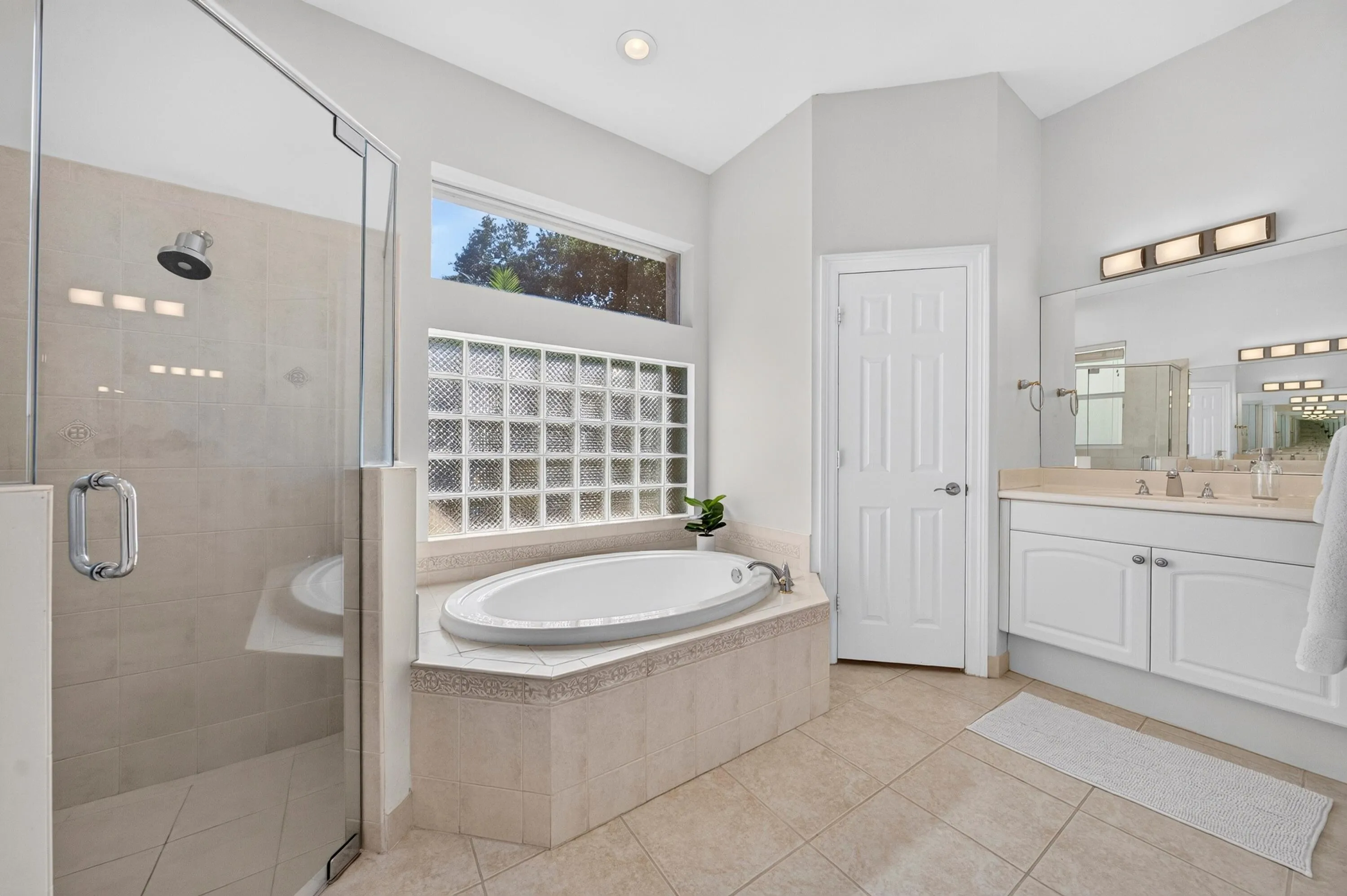 030-004-Primary Bath-4000x2662