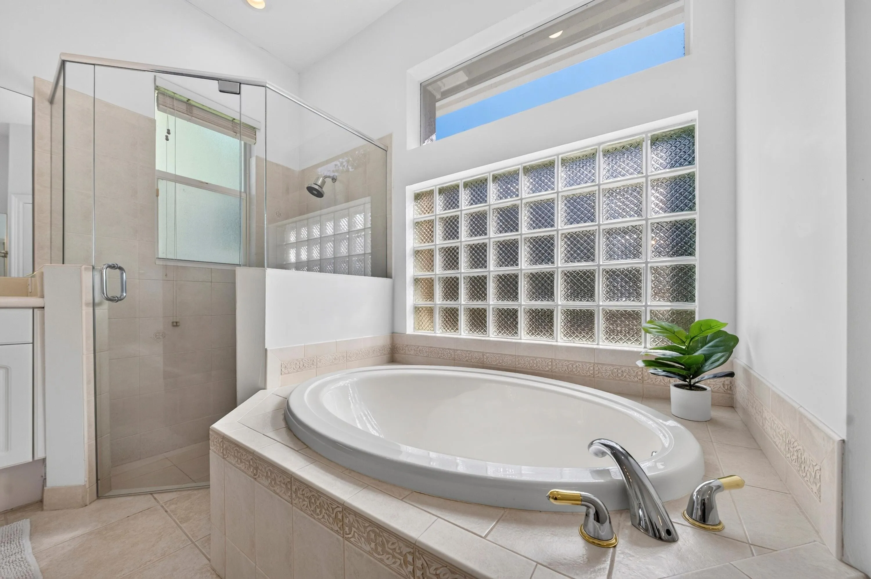 029-031-Primary Bath-4000x2660