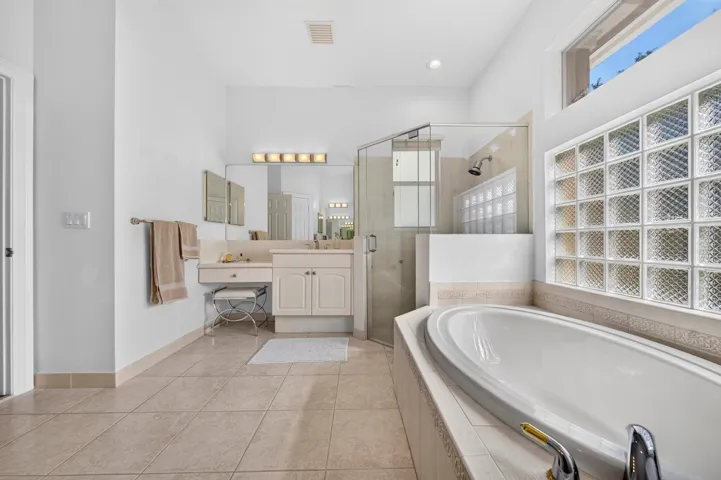 028-033-Primary Bath-4000x2662