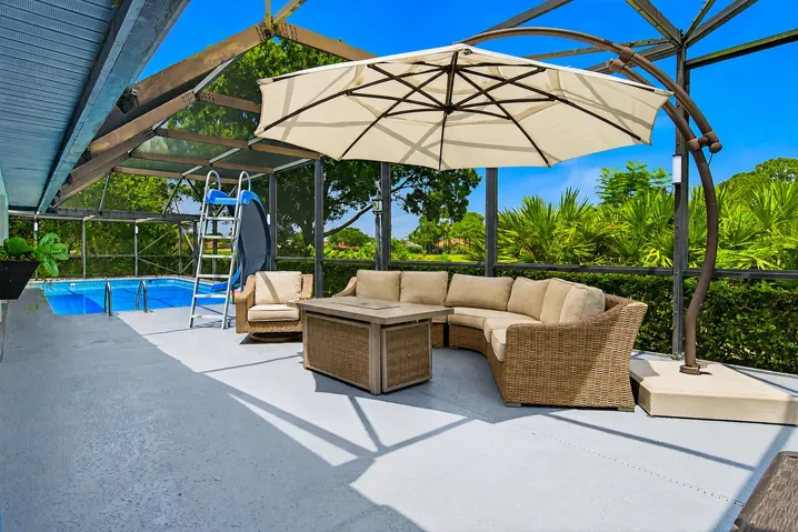 lounge area in lanai