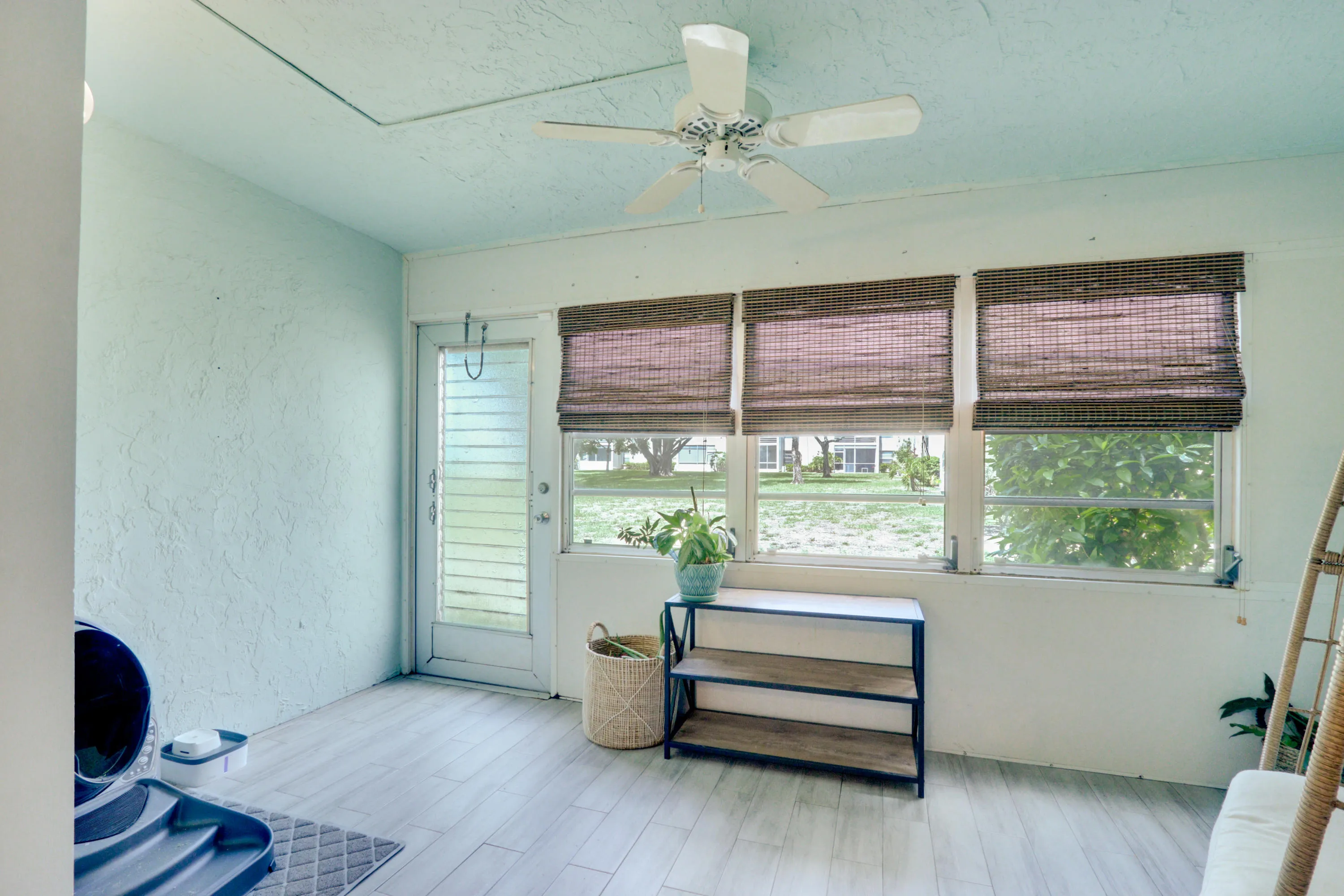 Recessed lighting, ceiling fan, multiple windows with blinds, and wood-finish flooring