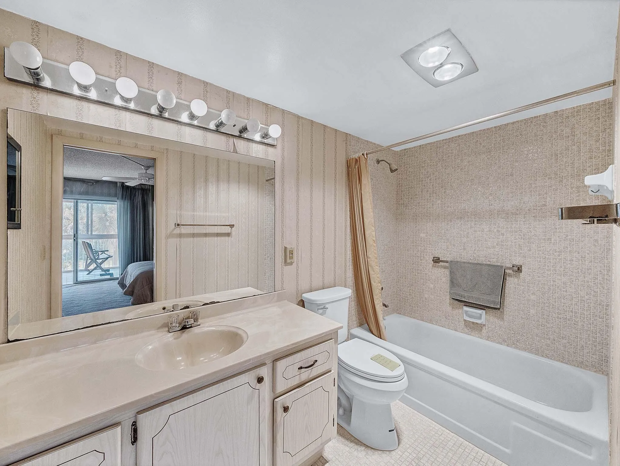 16 Primary Bathroom (3)