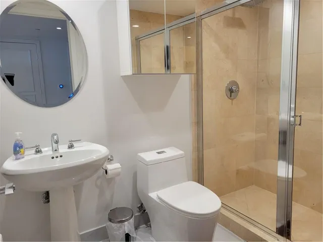 Full Bath (Hallway)