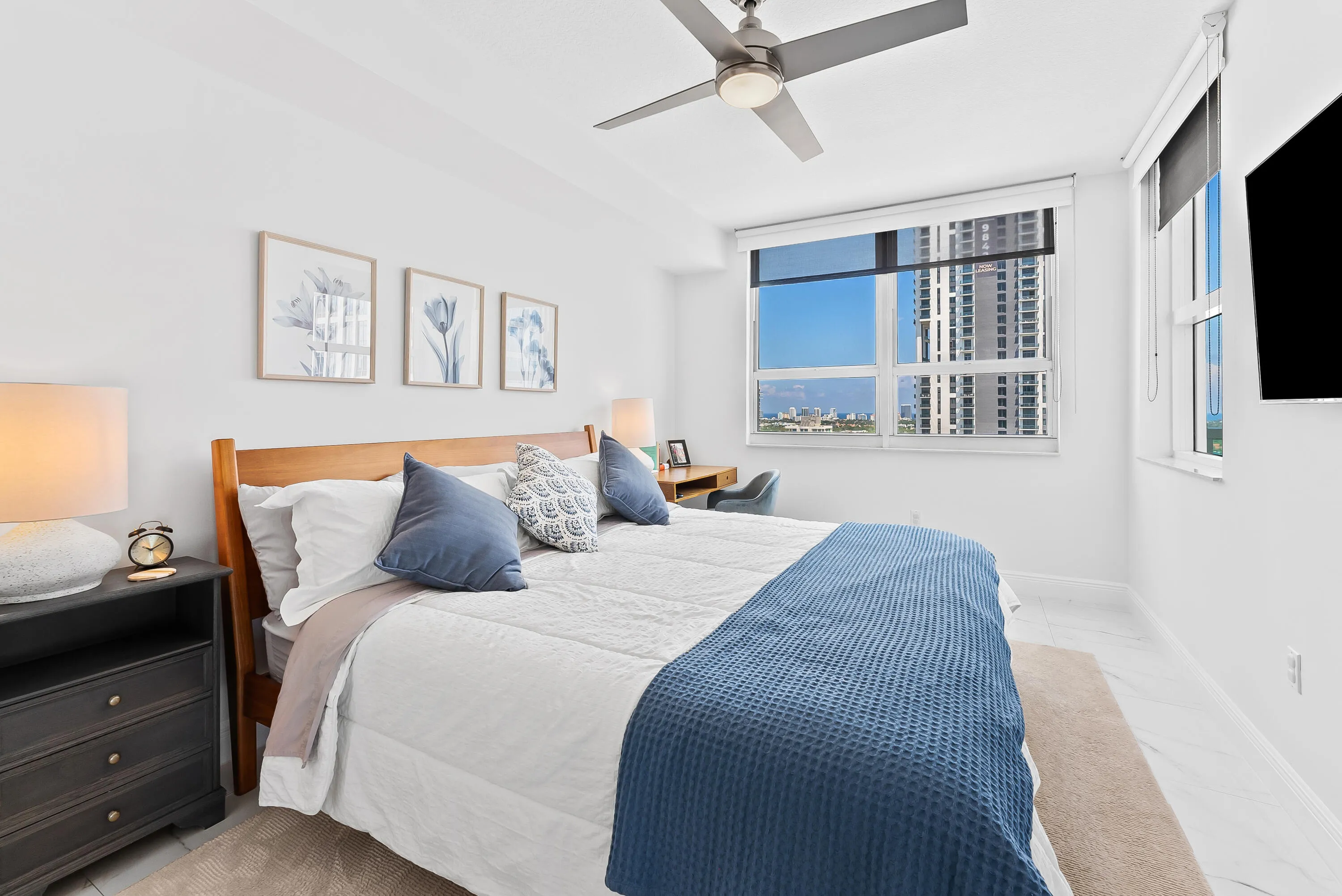 Primary Bedroom - Kind size bed