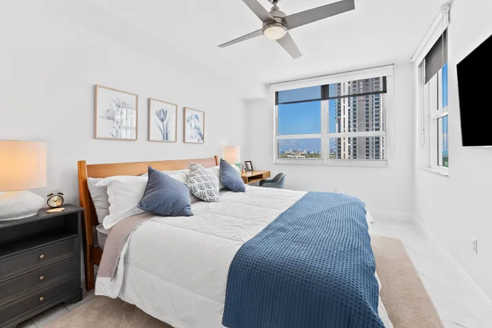 Primary Bedroom - Kind size bed