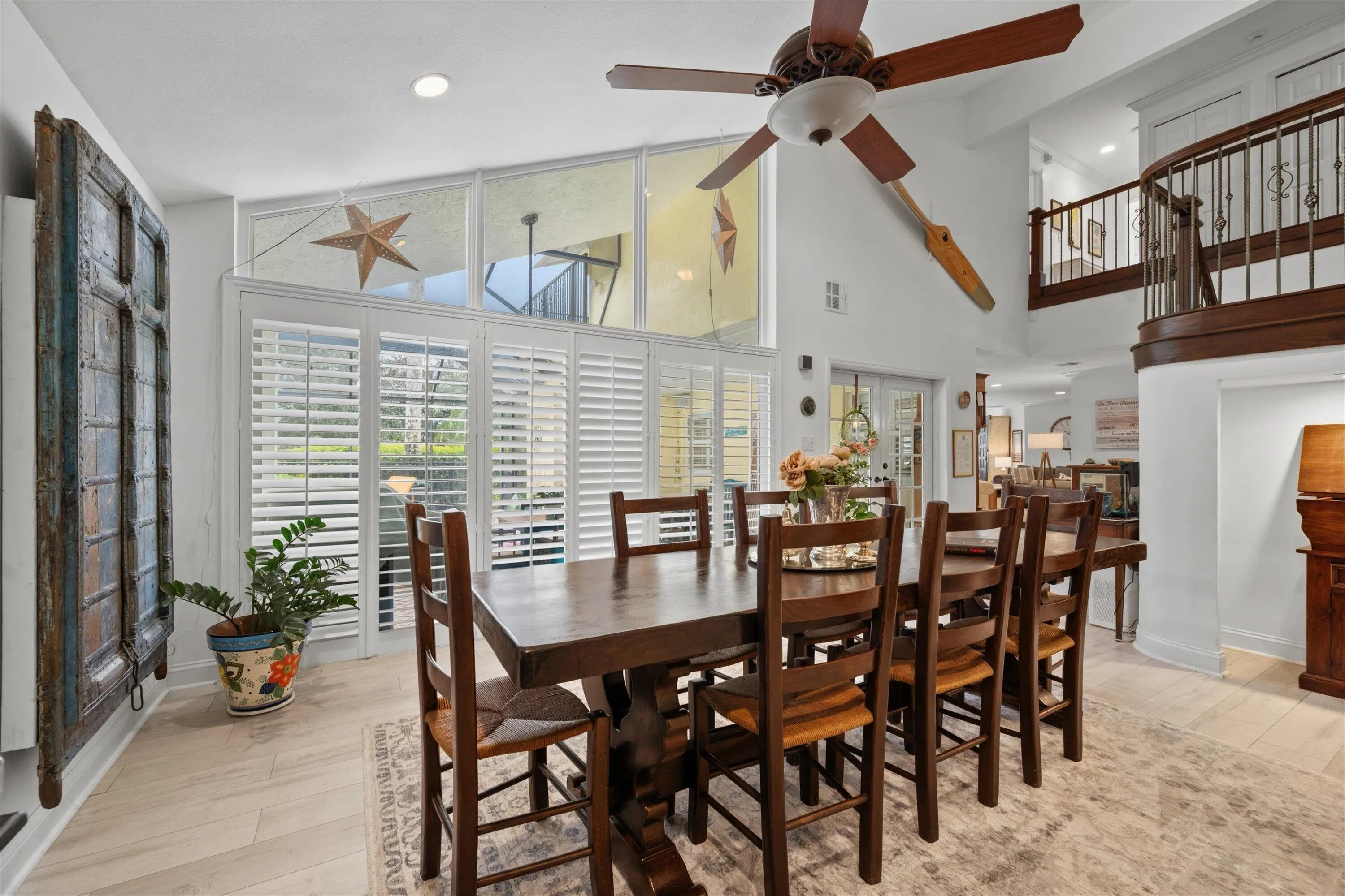 Dining Room With Glass SLiders To Pool