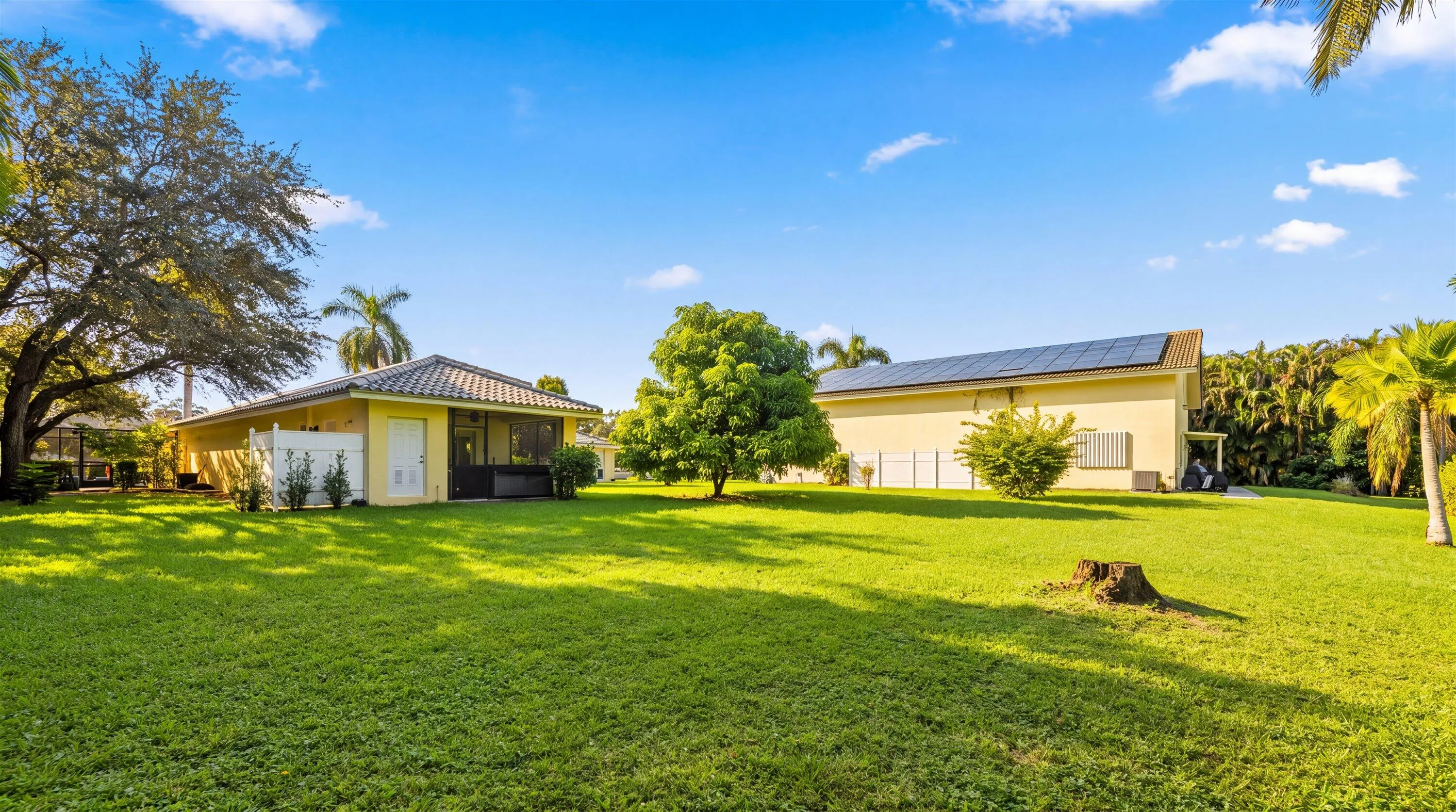 Backyard W/ Screenroom