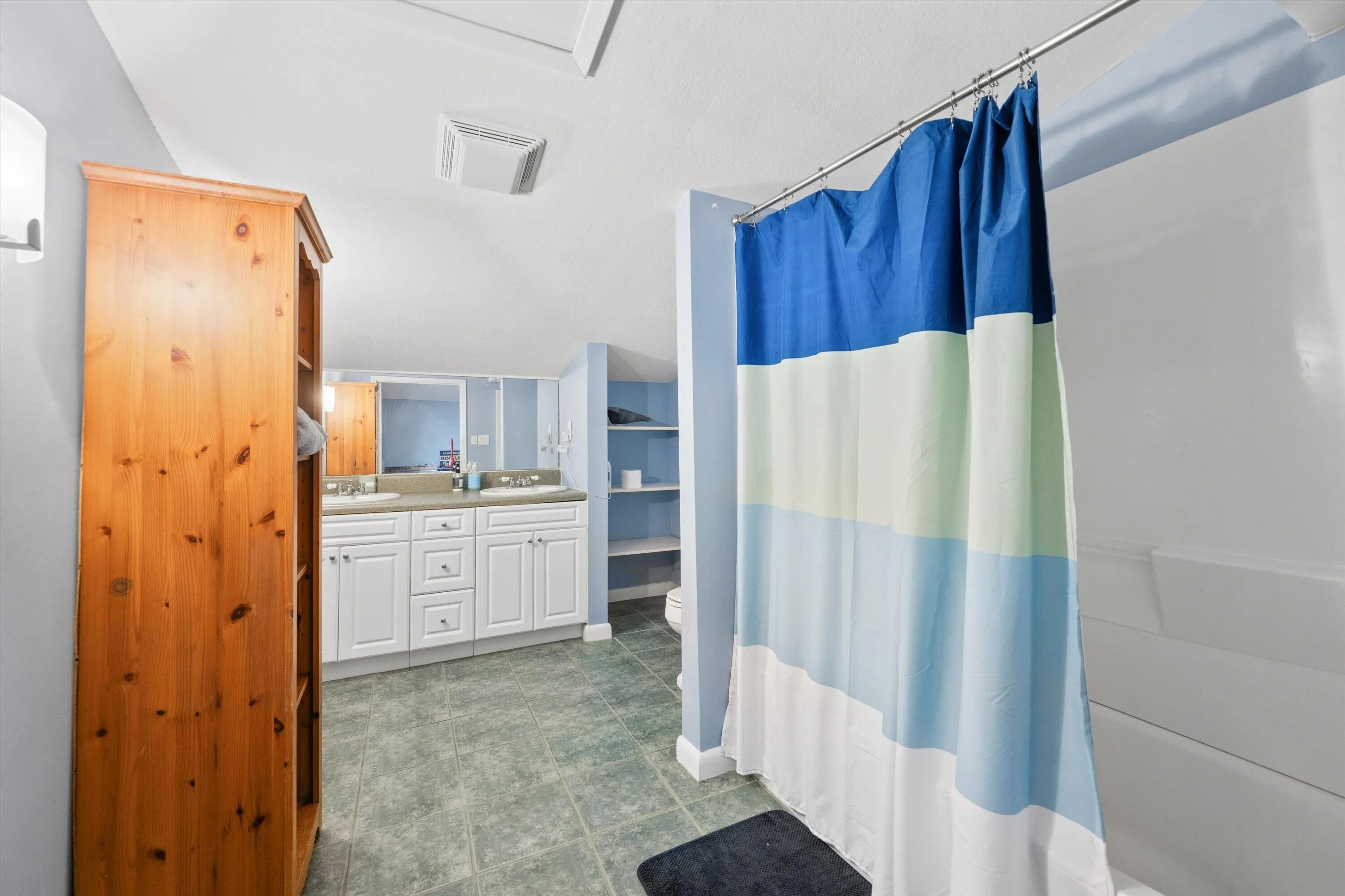Hangar Upstairs Bathroom