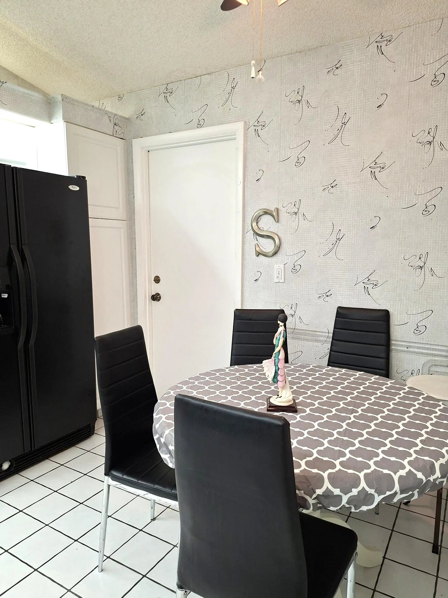 eat-in kitchen