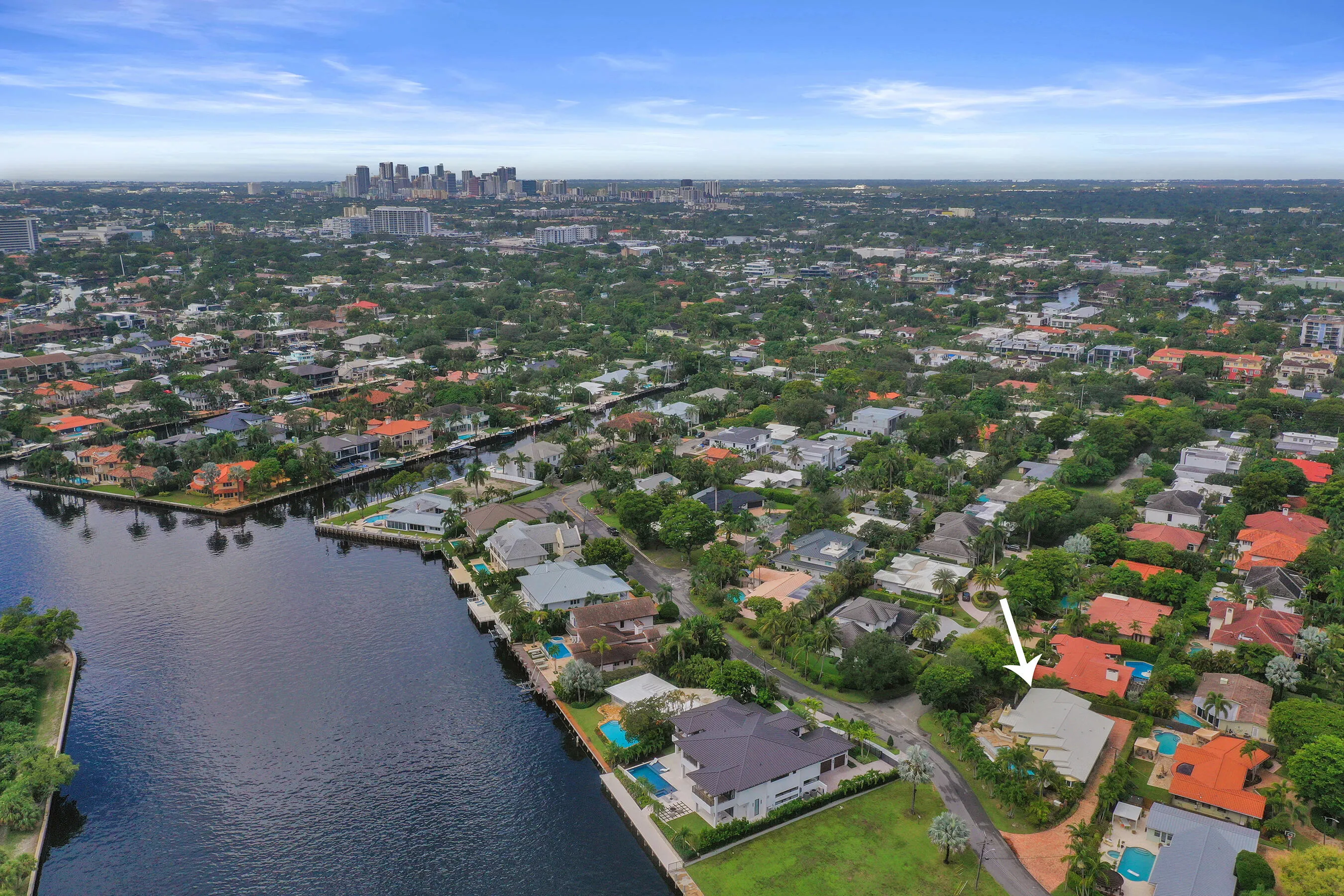 Ideally located to schools, downtown, shopping and entertaining, boating and golf.
